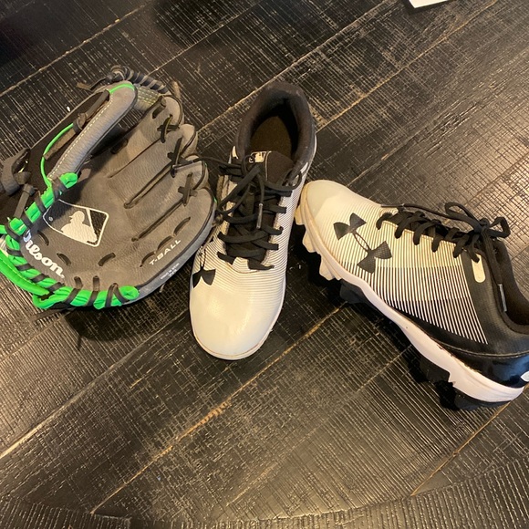 Kids tee ball set - Under Armor Cleats size 3.5 and Wilson Tee Ball Mitt - Used - Picture 1 of 8